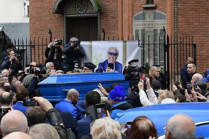 Le cercueil est arrivé à l'église Saint-Jean de Montmartre, à Paris, le 31 janvier 2020, dans un véhicule bleu à l'image de Michou.