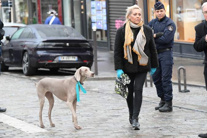 Hermine de Clermont-Tonnerre et son chien avec la petite touche bleue