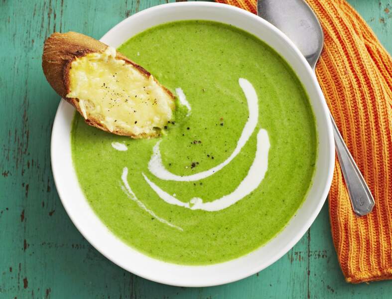 Soupe verte aux 3 légumes (brocoli, courgettes, petits pois) et crostinis de comté
