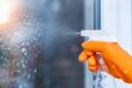 La recette du spray maison pour nettoyer les vitres