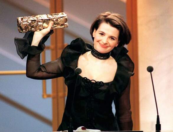 1994 : Juliette Binoche remporte le César de la meilleure actrice pour "Trois couleurs : Bleu" 