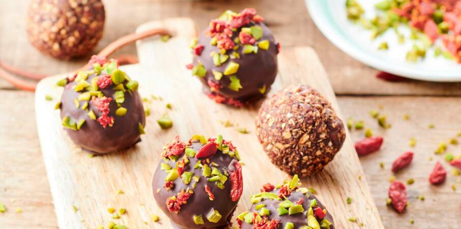 Energy balls au chocolat, baies de goji et pistaches