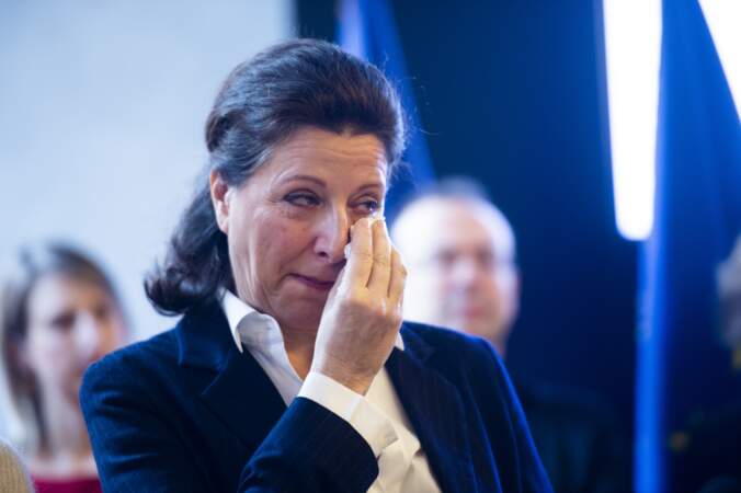Très émue, Agnès Buzyn tente d'essuyer ses larmes lors de la passation de pouvoir avec Olivier Véran à Paris le 17 février 2020