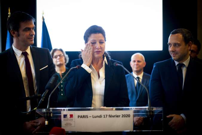 Agnès Buzyn, candidate à la mairie de Paris, essuie ses larmes au côté d'Olivier Véran, le 17 février 2020 à Paris