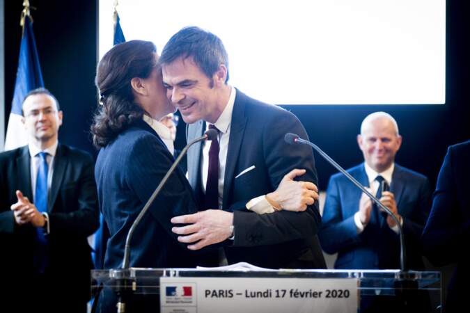 Agnès Buzyn et Olivier Véran en pleine accolade, à Paris, le 17 février 2020