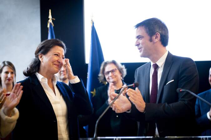 Agnès Buzyn applaudie par Olivier Véran et l'assemblée, lors de la passation de pouvoir à Paris, le 17 février 2020