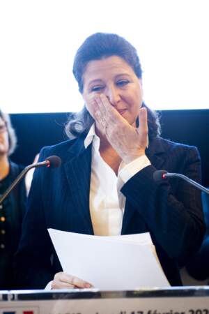 À Paris, le 17 février 2020, Agnès Buzyn essuie ses larmes lors de son discours de passation de pouvoir