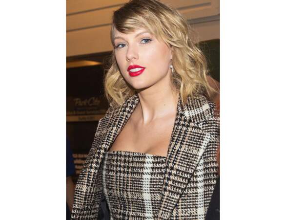 Coupe de cheveux avec frange : la frange sur le côté avec un carré de Taylor Swift 