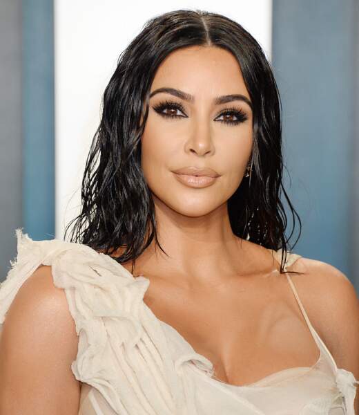 Kim Kardashian prend soin de son contour de l'oeil avec un produit petit prix : le soin Neutrogena