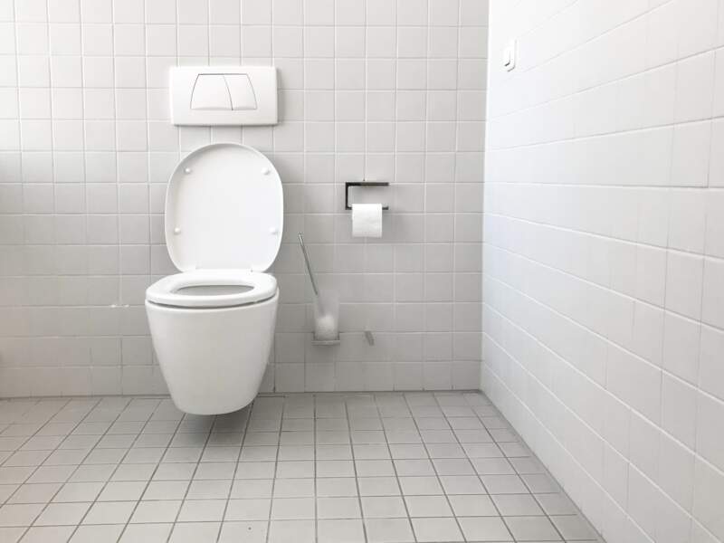 Ne pas baisser le couvercle des toilettes avant de tirer la chasse d’eau 