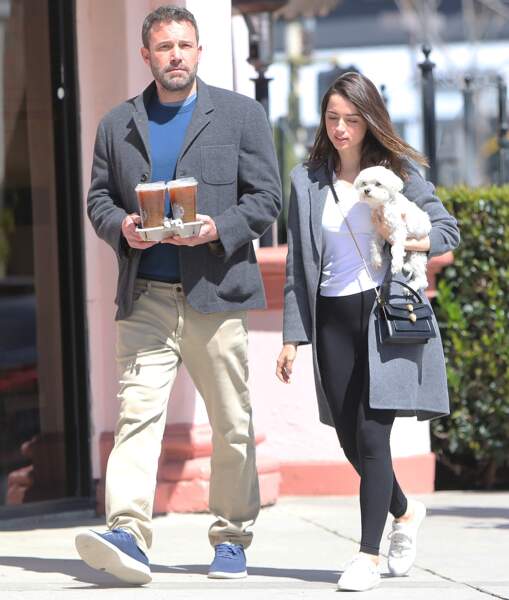 Après la librairie, Ben Affleck et Ana de Armas se promènent à Los Angeles, après avoir acheté des boissons, le 18 mars 2020