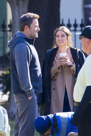 C'est tout sourire qu'Ana de Armas regarde son partenaire, Ben Affleck, sur le tournage de "Deep Water", le 13 novembre 2019