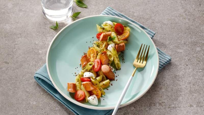 Salade de penne aux saucisses knacks, tomates, mozzarella et basilic