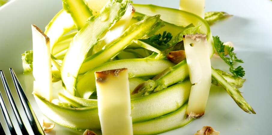 Tagliatelles d’asperges vertes en salade, noisettes et tome des Bauges