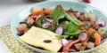 Salade fraîcheur de printemps avec radis, mesclun, pomelo, truite fumée et tomme de Savoie