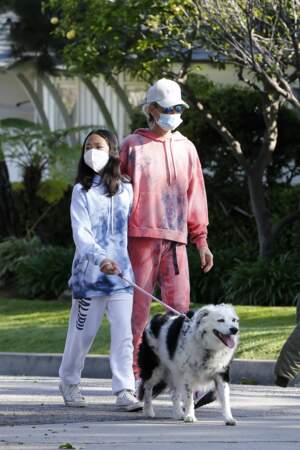 Laeticia Hallyday, Jade et Joy se promènent, masquées, dans Los Angeles (3 avril 2020) 