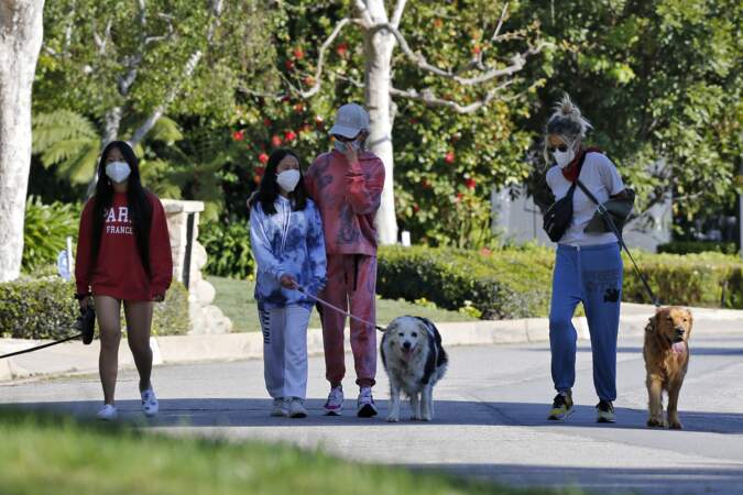 Laeticia Hallyday, Christina, Jade et Joy se promènent, masquées, dans Los Angeles (3 avril 2020) 