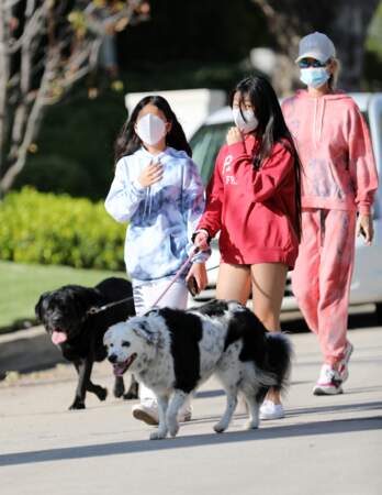 Laeticia Hallyday, Jade et Joy se promènent, masquées, dans Los Angeles (3 avril 2020) 