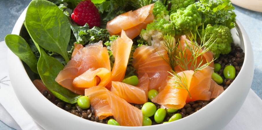 Poké bowl au saumon fumé et légumes de saison