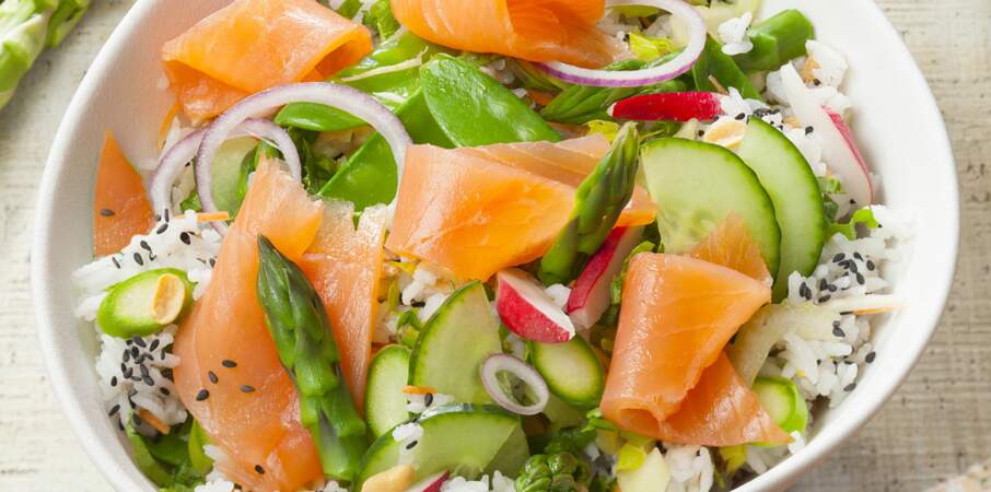 Salade de riz au saumon fumé et petits légumes printaniers