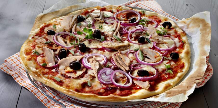 Pizza méditerranéenne thon et oignon rouge