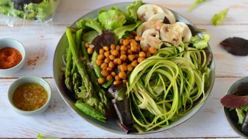 Salade healthy aux pois chiches rôtis, jeunes pousses, asperges vertes, champignons et courgettes