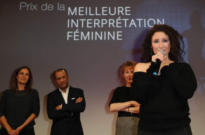Elsa Lunghini reçoit le prix de la meilleure interprétation féminine dans "Parole contre parole" lors de la clôture du 20e anniversaire du Festival des Créations Télévisuelles de Luchon, France, le 10 février 2018
