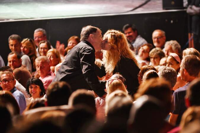 Jean Marie Bigard, l'humoriste français, débute son spectacle en embrassant sa femme Lola Marois, au Festival des Plages du Rire à Nice le 10 juillet 2018.