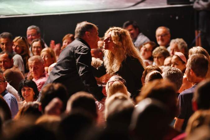 Jean-Marie Bigard débute son spectacle en embrassant sa femme Lola Marois, au Festival des Plages du Rire à Nice le 10 juillet 2018.