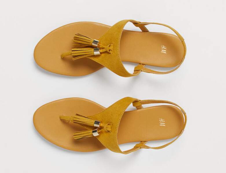Sandales plates pour l'été : colorées et avec pompons