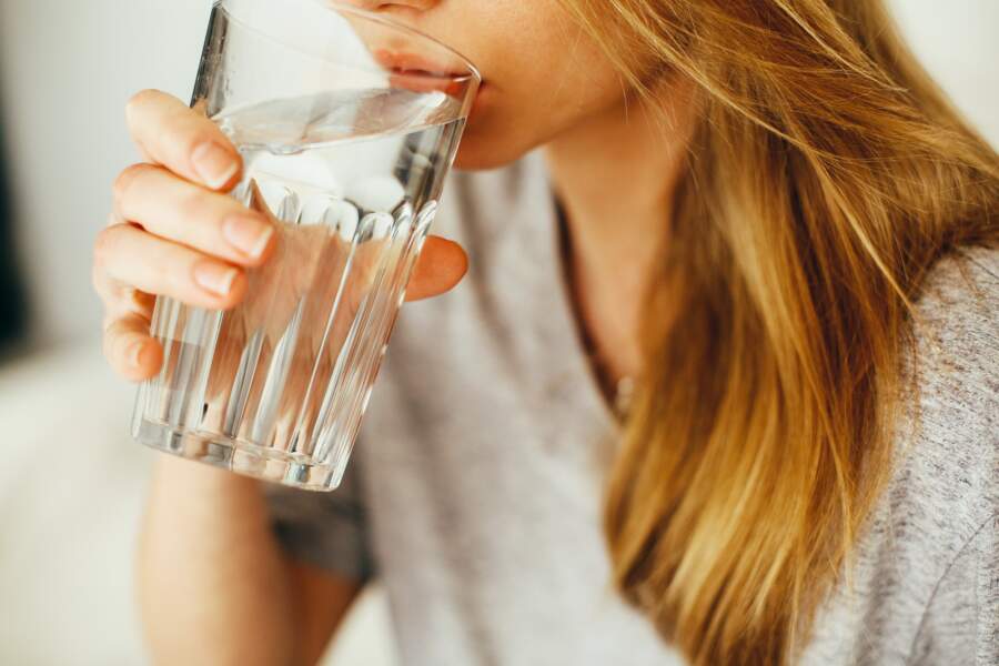 Boire un verre d’eau après une prise alimentaire 