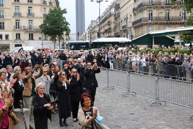 Une foule très compacte présente lors de l'hommage à Guy Bedos, en face de l'église de Saint-Germain-des-Prés à Paris le 4 juin 2020.
