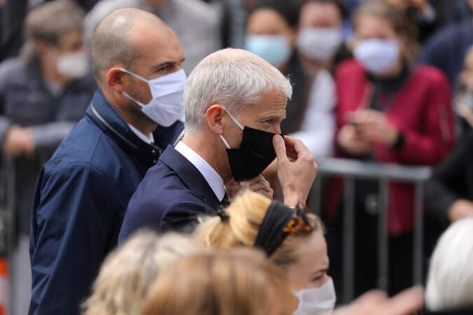 Franck Riester, Ministre de la Culture, masque sur le visage lors de l'hommage à Guy Bedos en l'église de Saint-Germain-des-Prés à Paris le 4 juin 2020.