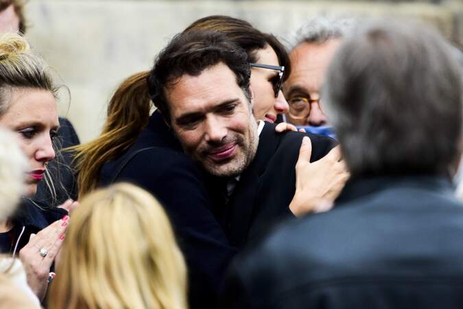 Nicolas Bedos dans les bras de Doria Tillier lors de l'hommage à Guy Bedos en l'église de Saint-Germain-des-Prés à Paris le 4 juin 2020.