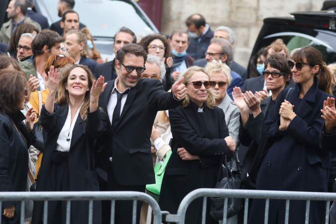 Victoria Bedos, Nicolas Bedos, Joëlle Bercot, Muriel Robin et sa compagne Anne Le Nen, Doria Tillier  lors de l'hommage à Guy Bedos, en l'église de Saint-Germain-des-Prés à Paris le 4 juin 2020.