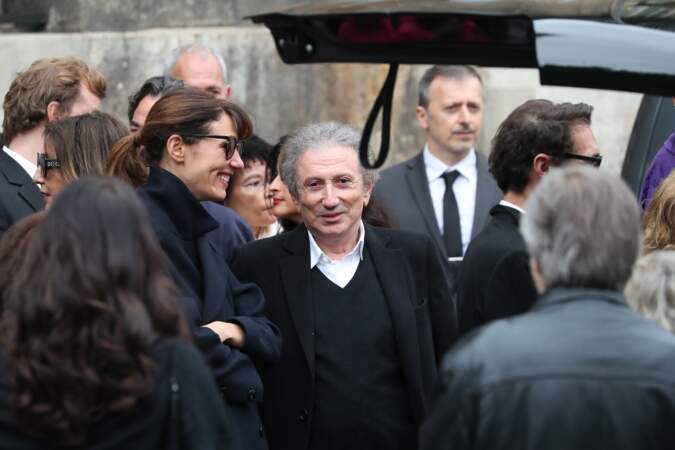 Michel Drucker et Doria Tillier lors de l'hommage à Guy Bedos, en l'église de Saint-Germain-des-Prés à Paris le 4 juin 2020.

