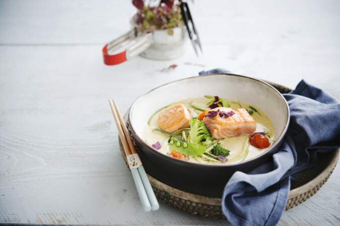 La recette du saumon bouillon thaï et riz aux petits pois de Cyril Lignac