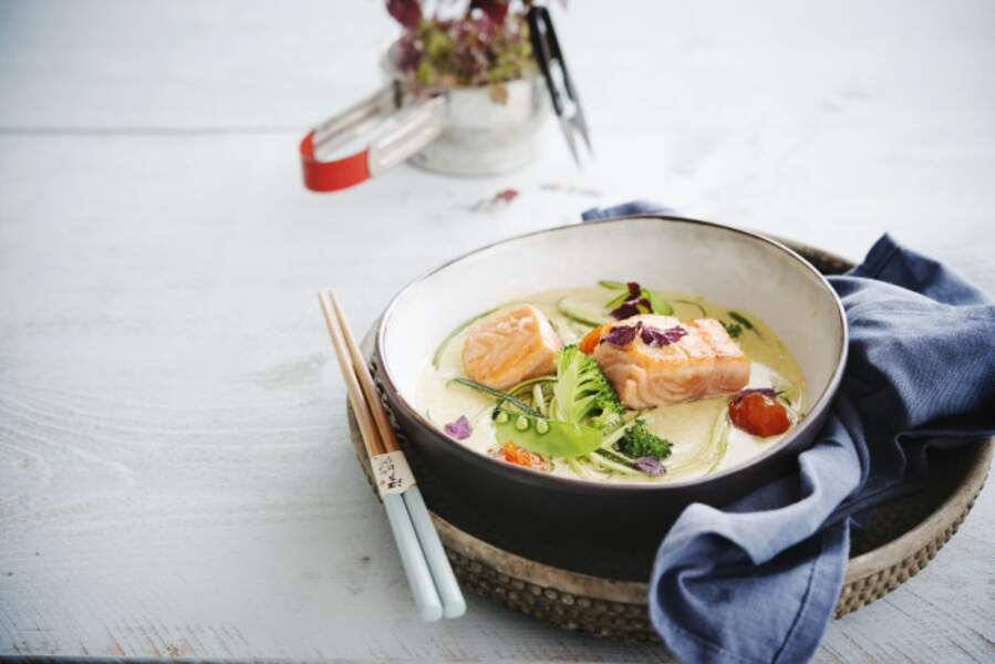 "Tous en cuisine" : la recette du saumon bouillon thaï et riz aux petits pois de Cyril Lignac