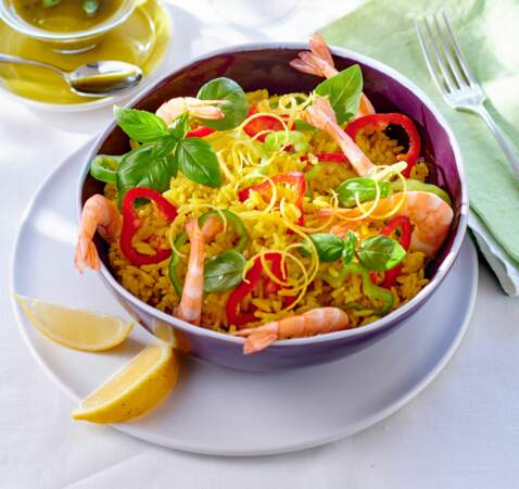 Salade de riz safrané aux crevettes et aux poivrons