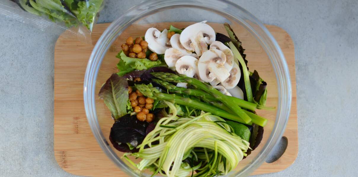 Salade healthy aux pois chiches, jeunes pousses, asperges vertes, champignons et spaghettis de courgettes