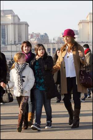 Kelly preston et sa fille Ella Bleu font le traditionnel circuit touristique à Paris