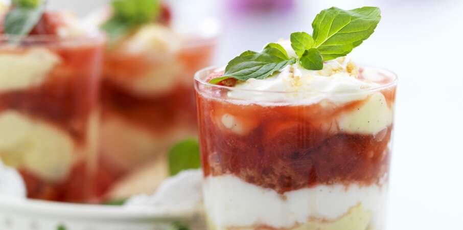 Trifle à la rhubarbe et aux fruits rouges