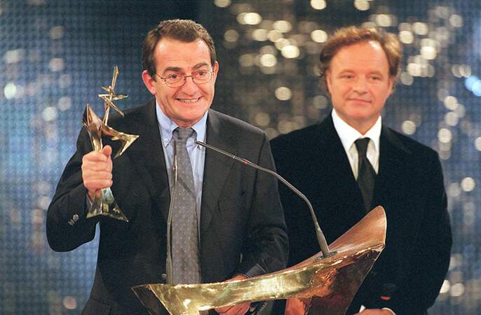 Guillaume Durand remet le 7 d'Or du meilleur présentateur du JT, à Jean-Pierre Pernaut, à la 13ème cérémonie des 7 d'Or, le 2 octobre 1999.