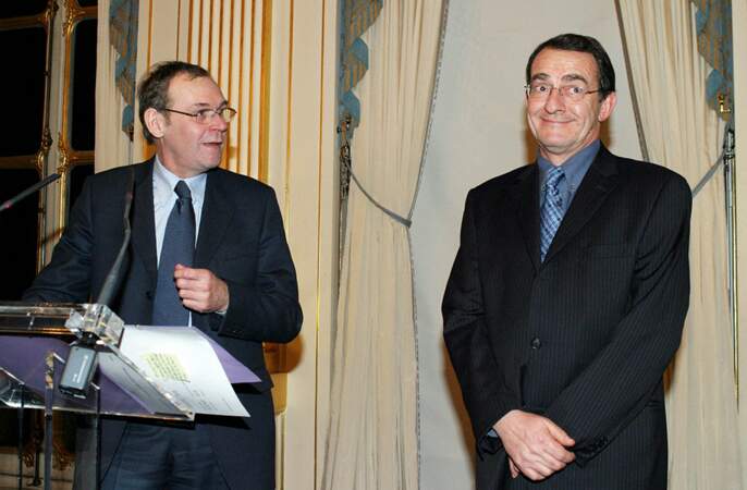 En 2004, Jean-Pierre Pernaut est reçu au ministère de la culture par Jean-Jacques Aillagon, le ministre de la culture, pour lui remettre la médaille de l'ordre national du mérite...