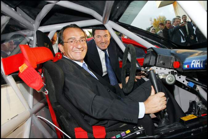 Jean-Pierre Pernaut est un véritable passionné de voitures, comme ici, à Nice, en compagnie du maire Christian Estrosi, où le journaliste est venu prendre possession de sa voiture avec laquelle il participa au trophée Andros, en 2006, avec son fils Olivier.