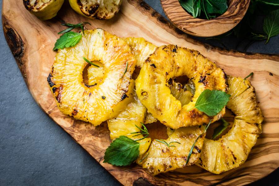 Tous en cuisine : la recette de l’ananas rôti à la vanille coco de Cyril Lignac