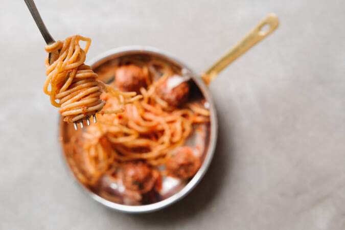 "Tous en cuisine" : la recette des spaghettis aux saucisses et à la sauce tomate de Cyril Lignac