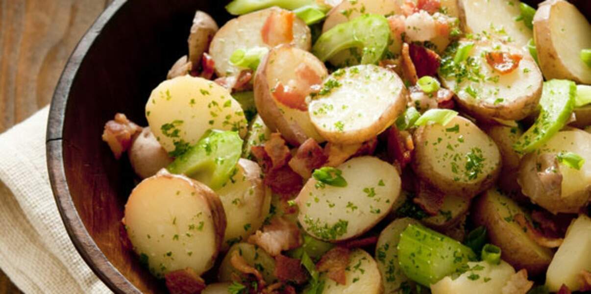 Salade de pommes de terre, lardons et cornichons 