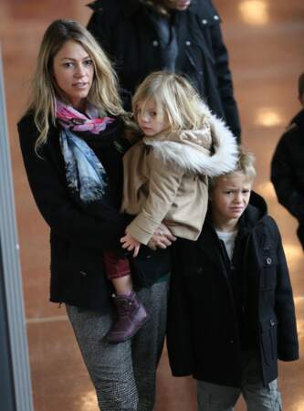 Christine Baumgartner et sa fille, Grace Avery, à l'aéroport Paris Charles-de-Gaulle