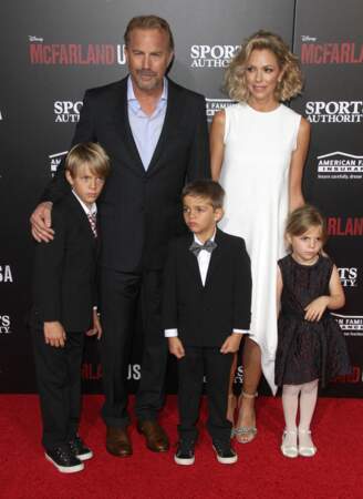 Kevin Costner et son épouse Christine Baumgartner accompagnés de leurs trois enfants Grace Avery, Hayes et Cayden à l'avant-première du film "McFarland, USA"